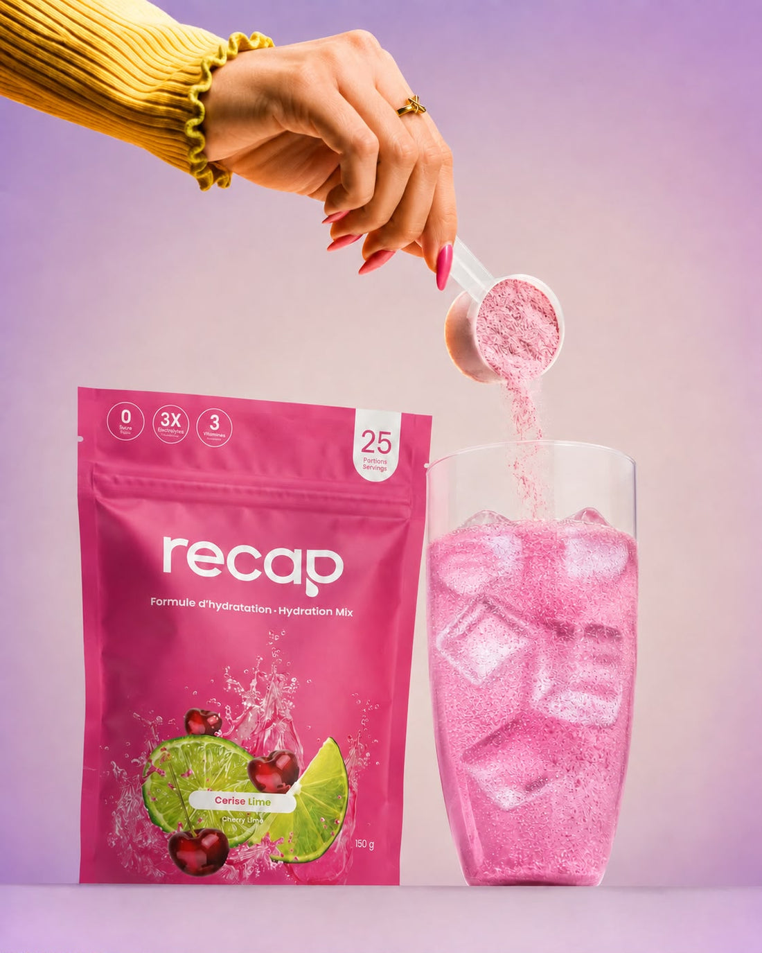 Préparation d’une boisson Recap Cerise-Lime sur glace, avec le sachet rose.