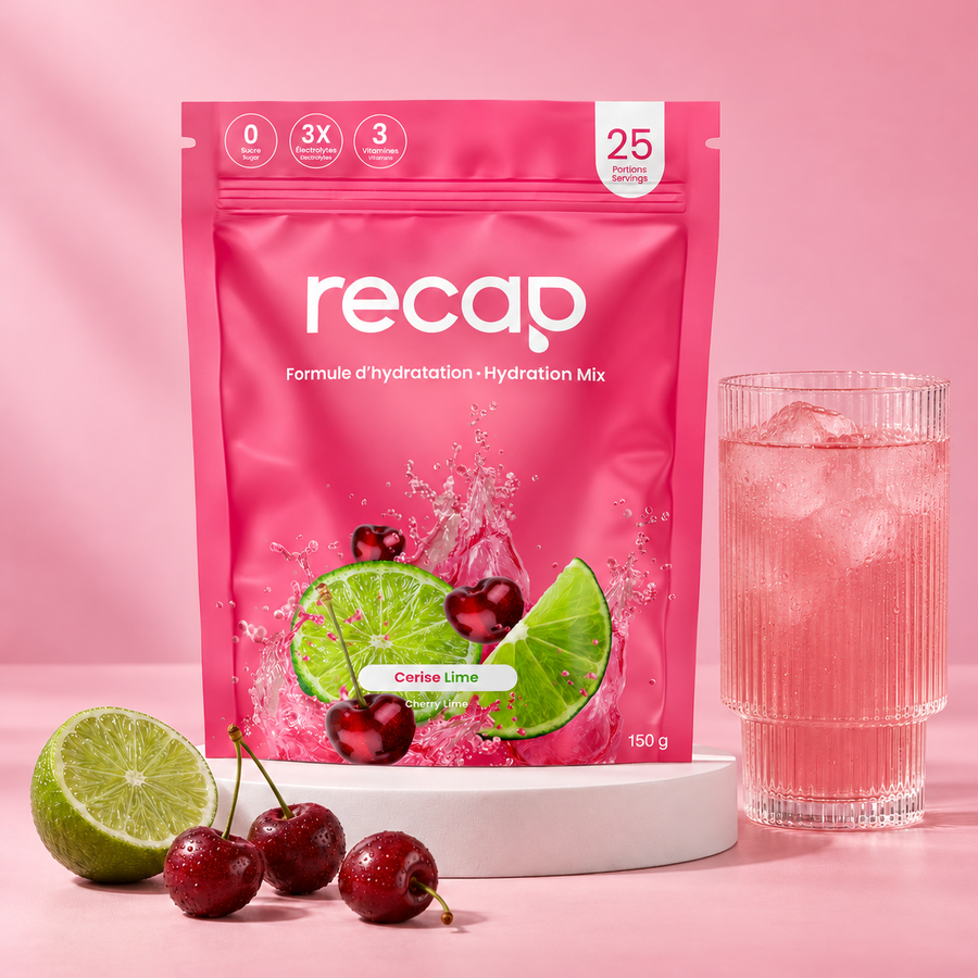 Recap Cerise-Lime, verre rose, cerises et lime sur un socle blanc.