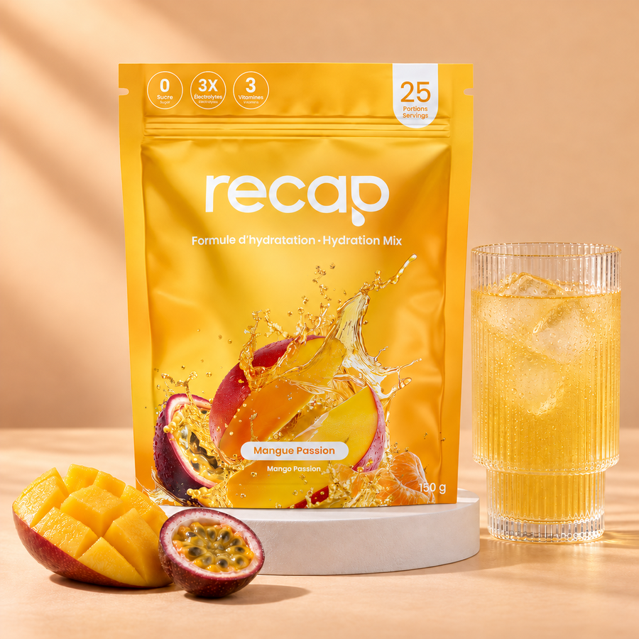 Recap Mangue-Passion, verre doré, mangue et fruit de la passion sur un socle blanc.